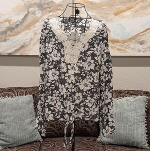 NWT Gray Floral Lace Trim Women's Top